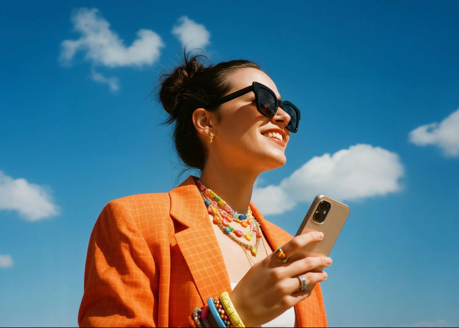 K1OWUP 브랜드 로고 전환 배경 이미지